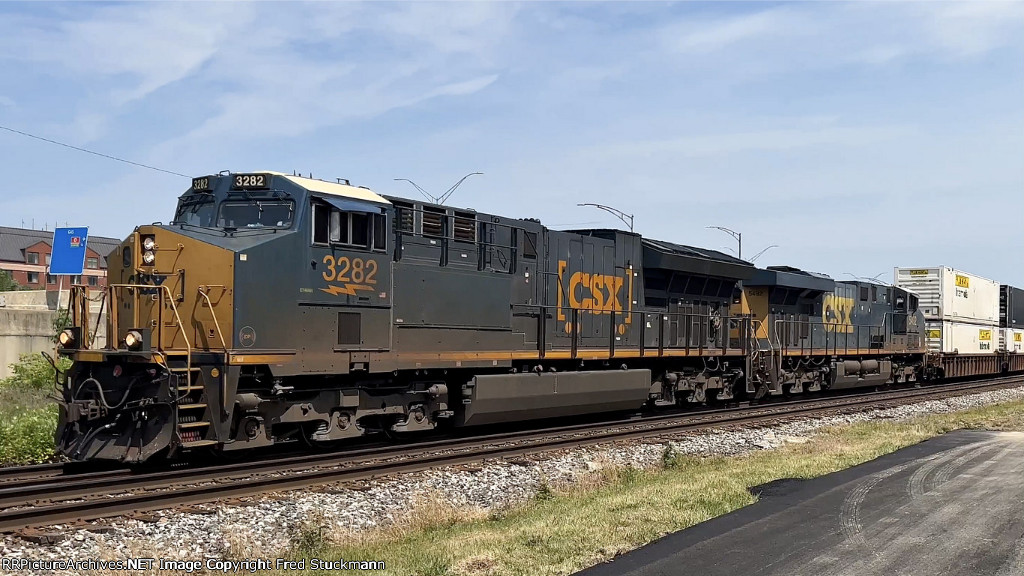 CSX 3282 leads I137.